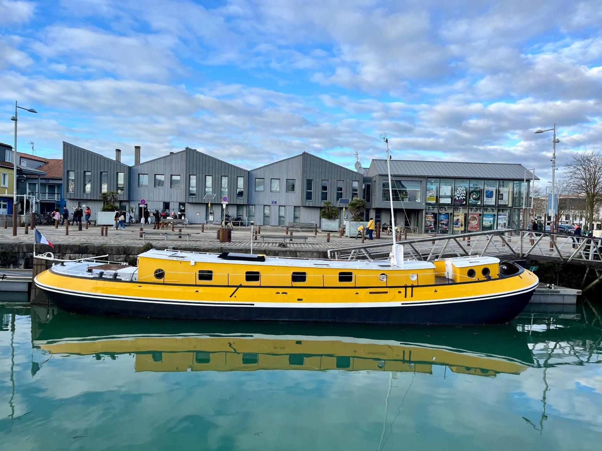 לה רושל Une Peniche Dans Le Bassin A Flot Du Vieux Port מראה חיצוני תמונה