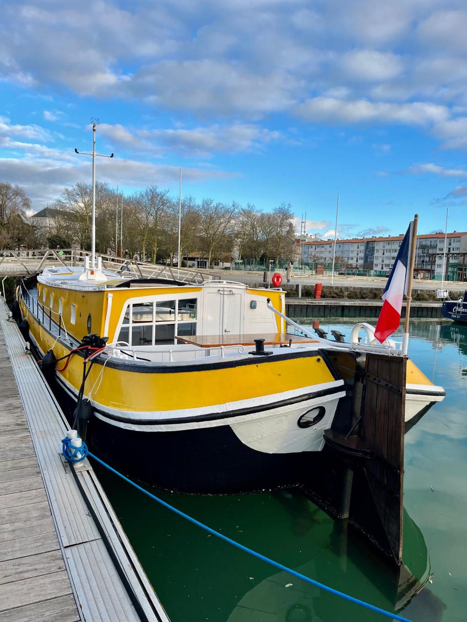 לה רושל Une Peniche Dans Le Bassin A Flot Du Vieux Port מראה חיצוני תמונה